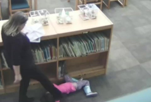 Profesora pateó a niña