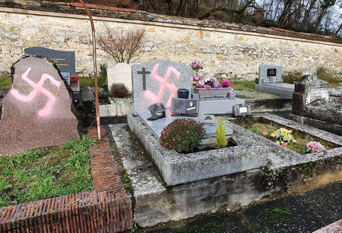 Tumbas profanadas con símbolo nazi