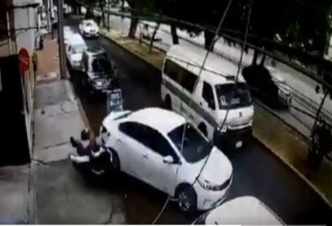 Conductor atropelló a ladrones que intentaron robarlo en México