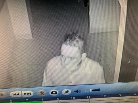 El delincuente quedó registrado en las cámaras de seguridad.