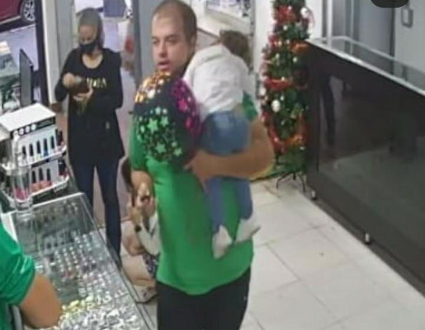 En esta imagen se ve al hombre en compañía de su hija en Rionegro, Antioquia.