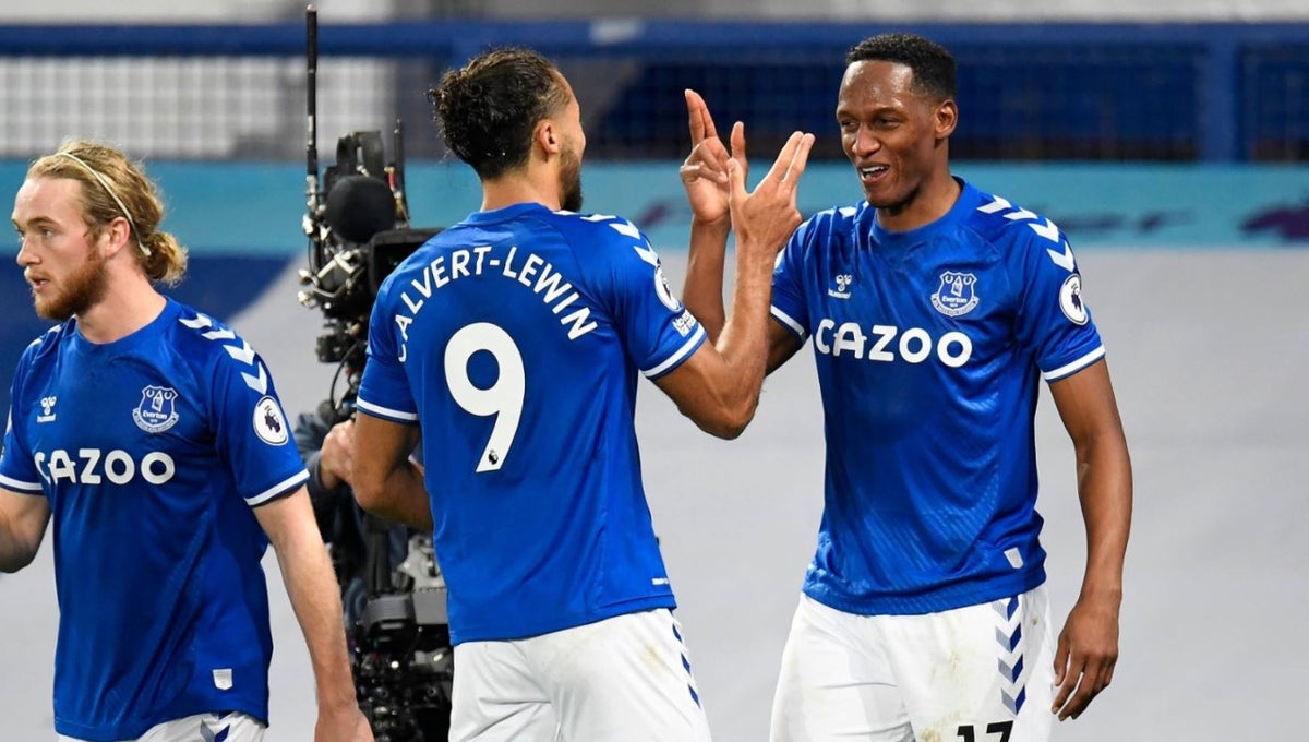 Yerry Mina juega con el Everton