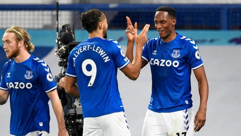 Yerry Mina juega con el Everton
