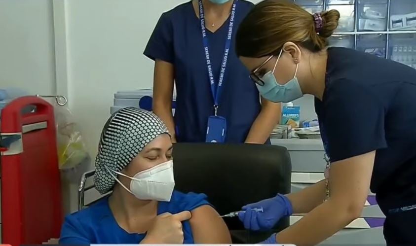Zulma Riquelme, primera chile en recibir vacuna de Pfizer