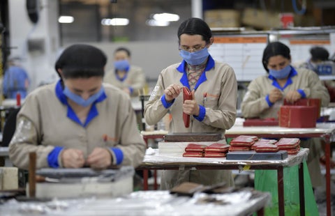 Trabajadoras de una fábrica de cueros.
