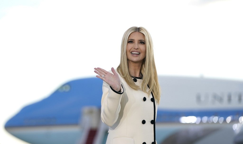 Ivanka Trump acompaña a su padre en su salida de la Casa Blanca