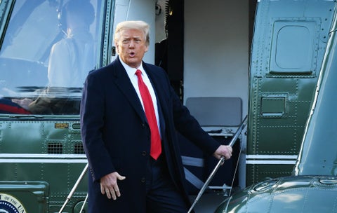 Donald Trump aborda helicóptero para salir de la Casa Blanca