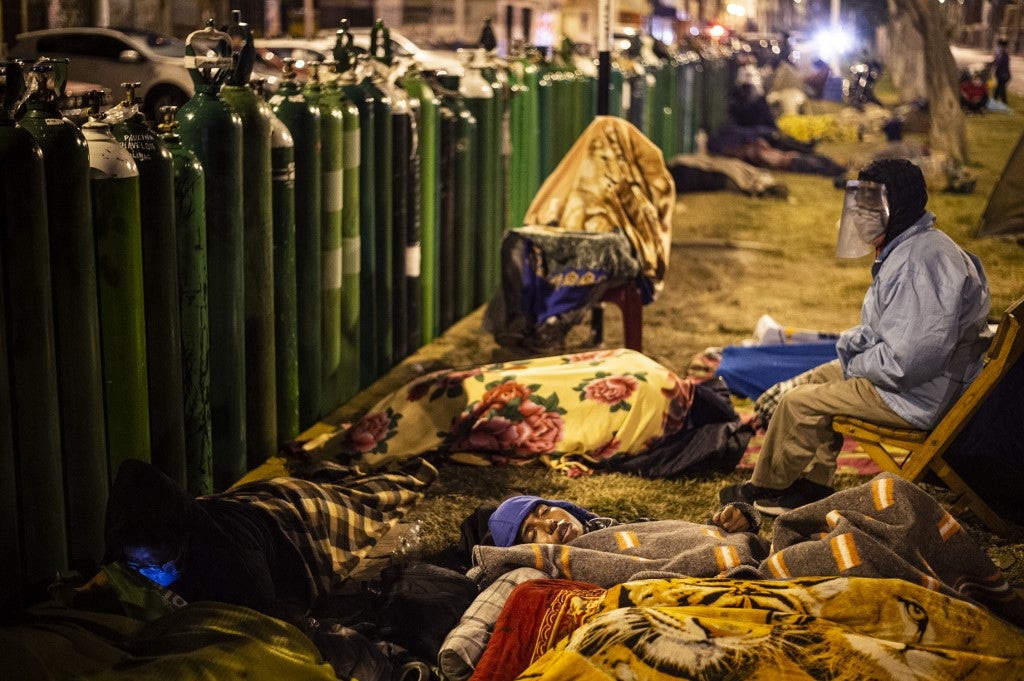 Peruanos esperando por pipeta de oxígano