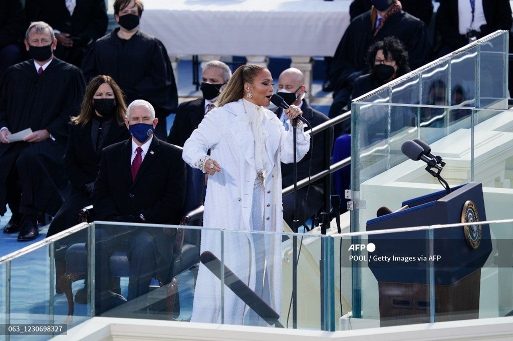 Jennifer López en posesión de Joe Biden