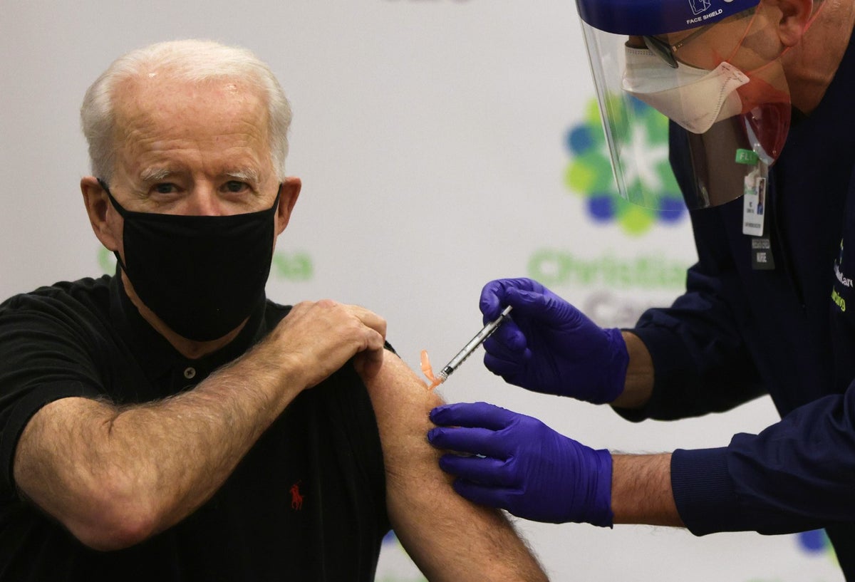 Joe Biden recibe la vacuna de Pfizer y BioNTech