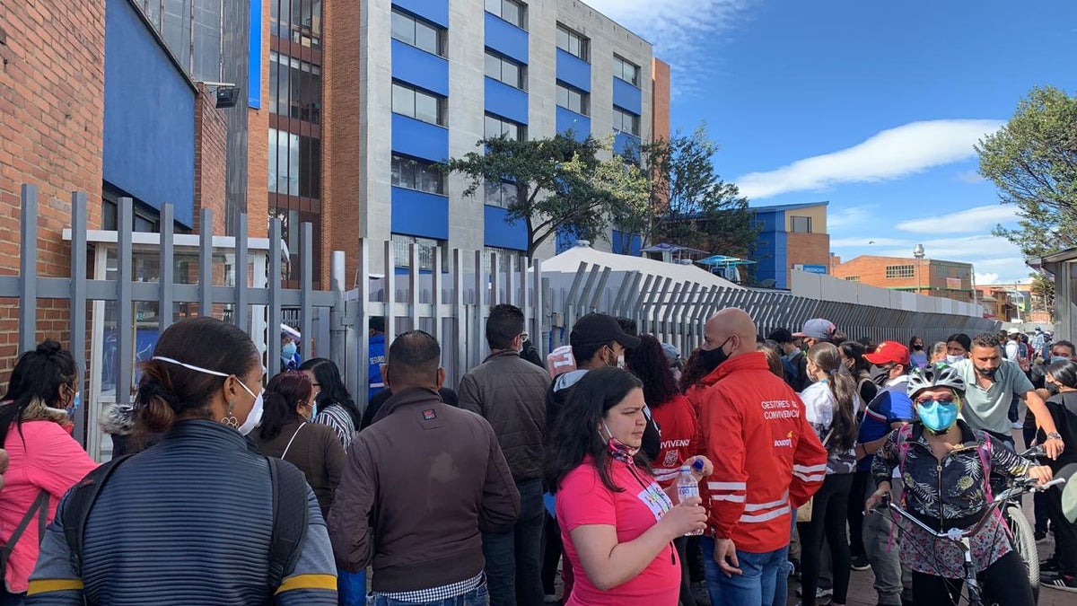 Pacientes a las afueras del hospital de Kennedy