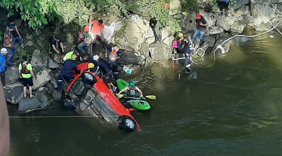 Labores de rescate de los cuerpos