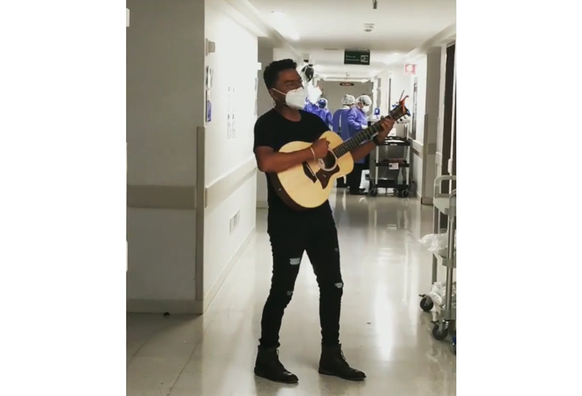 Alex Campos cantando en hospital, donde su padre fue hospitalizado