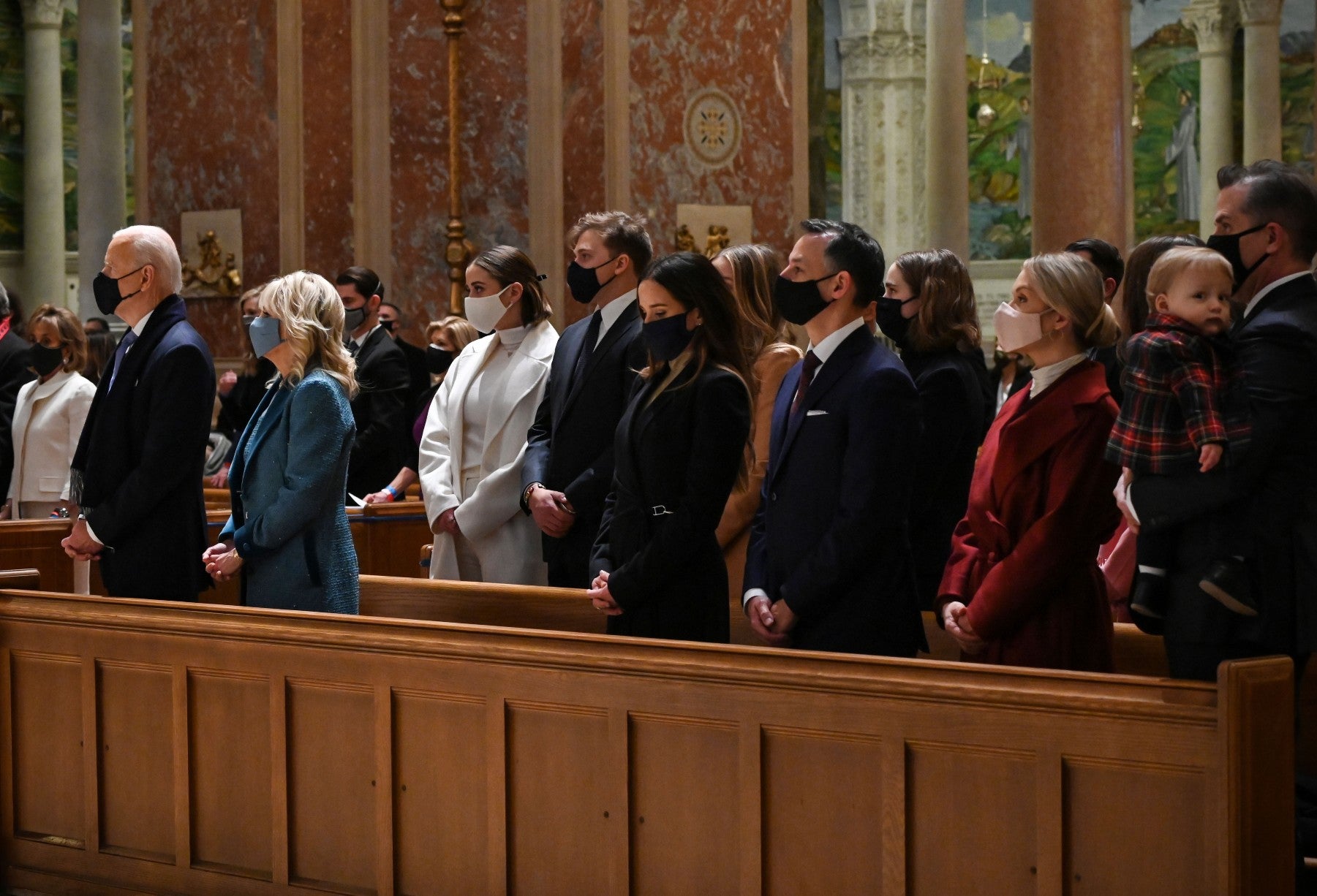 Joe Biden y su esposa Jill Biden en la catedral San Mateo