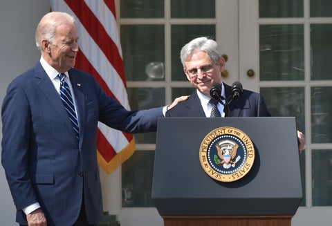 Joe Biden y Merrick Garland, fiscal de EE.UU.