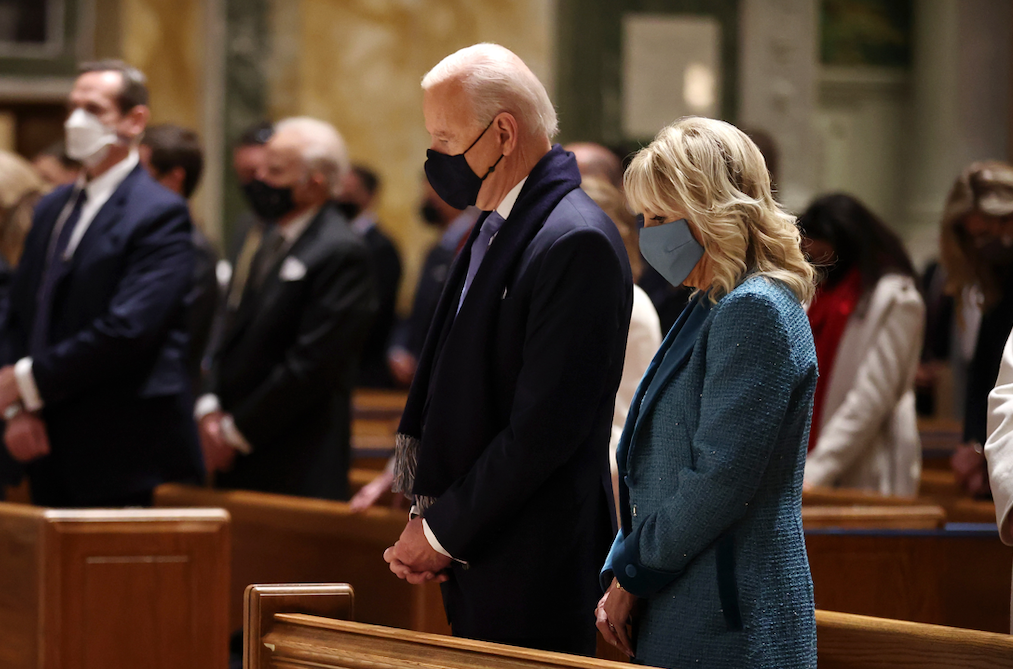 Joe Biden y su esposa Jill Biden en la catedral San Mateo