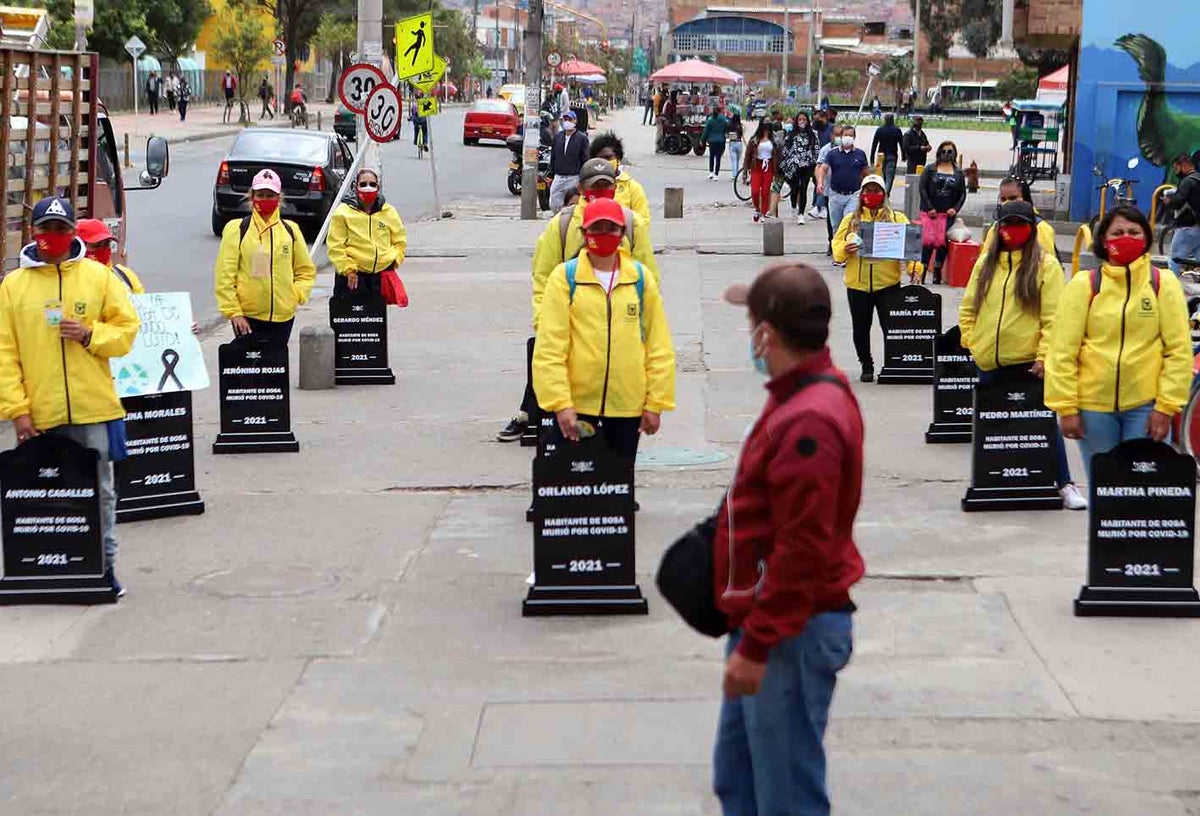 Campaña de sensibilización en Bosa con lapidas por el coronavirus