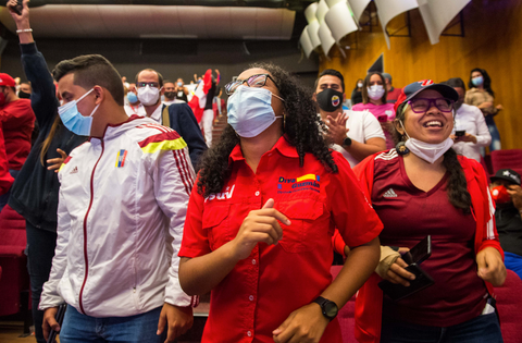 Diputados chavistas instalan el Parlamento