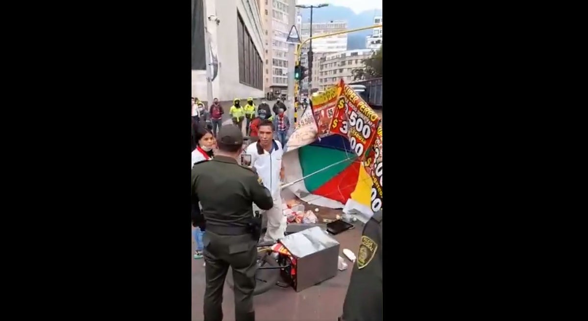 Comerciante de la calle pelea con policía de Bogotá