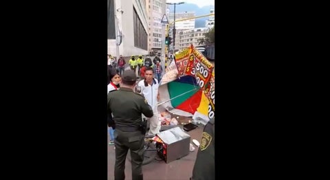 Comerciante de la calle pelea con policía de Bogotá