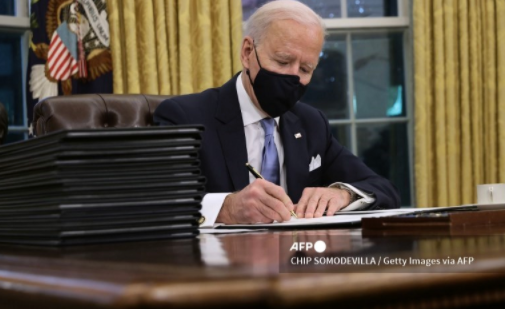 Joe Biden firma sus primeros decretos como presidente de EE.UU.
