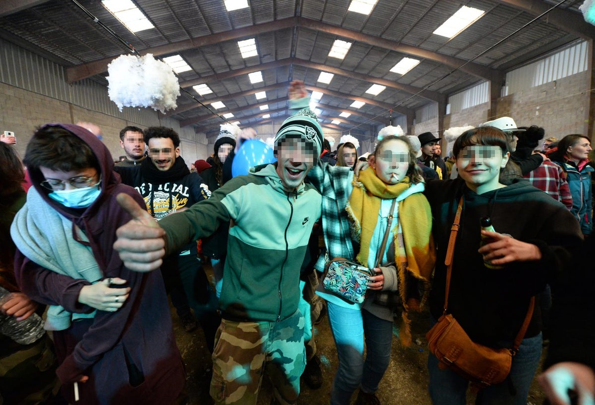 Fiesta clandestina en un hangar en Francia