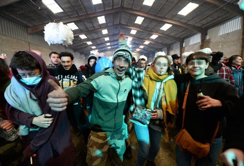 Fiesta clandestina en un hangar en Francia