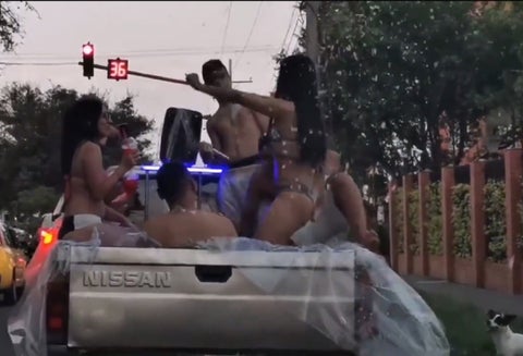 Fiesta en el platón de una camioneta