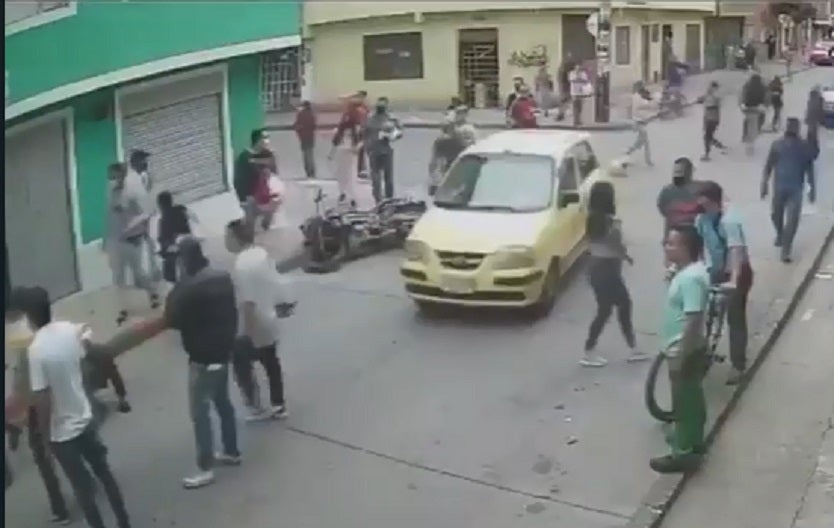 Ladrones se estrellan tras robar a mujer