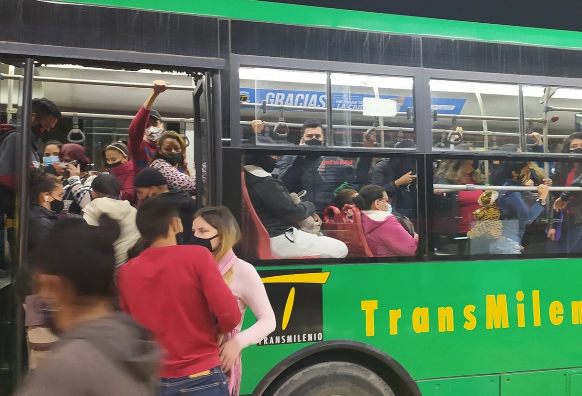 Transmilenio lleno en Bogotá durante pico de la pandemia