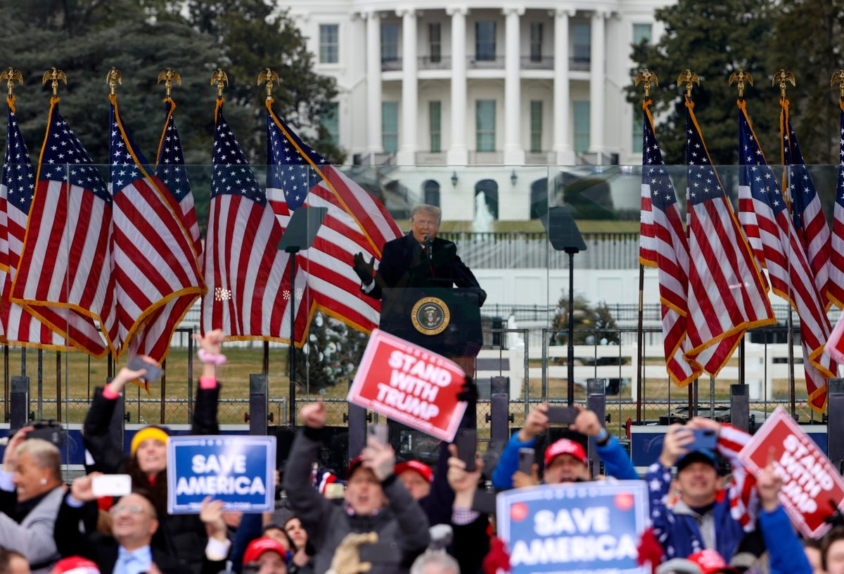 Donald Trump frente a la Casa Blanca
