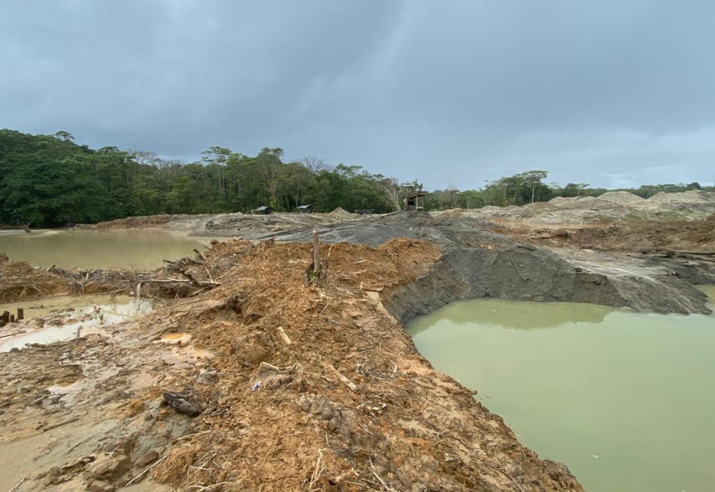 Daños ambientales ocasionados por la minería ilegal en Chocó.