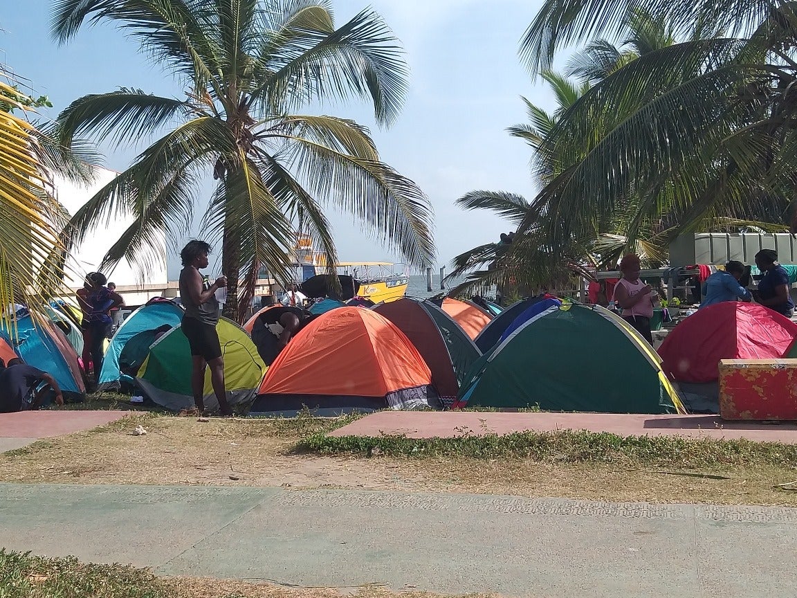 Los migrantes varados en Necoclí, Antioquia, permanecen a orillas de las playas del municipio.