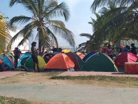 Los migrantes varados en Necoclí, Antioquia, permanecen a orillas de las playas del municipio.
