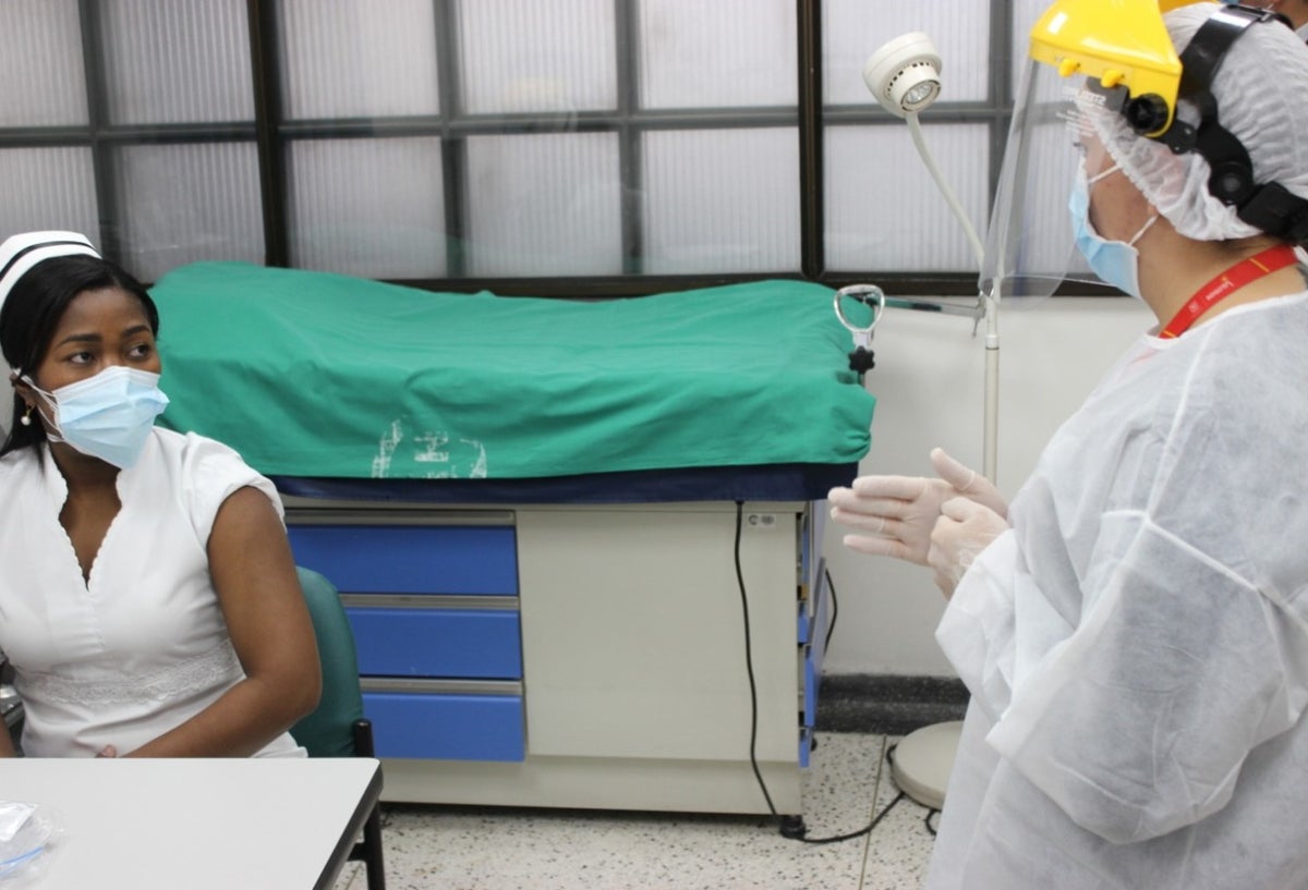 Vacunación anticovid en el Instituto de Cancerología de Bogotá.