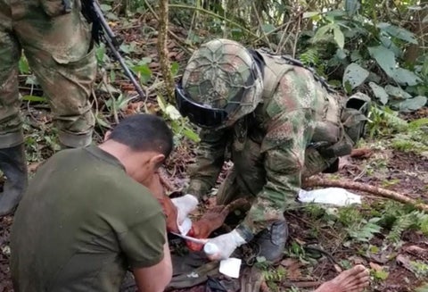 Soldado atiende a miembro del clan del golfo