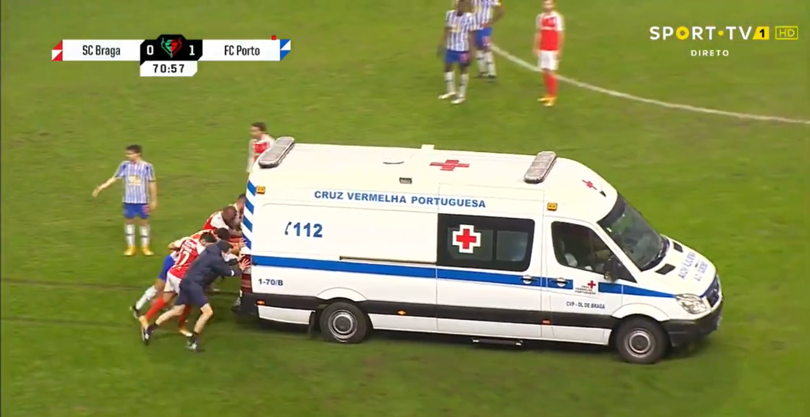 Captura de pantalla, jugadores empujando ambulancia