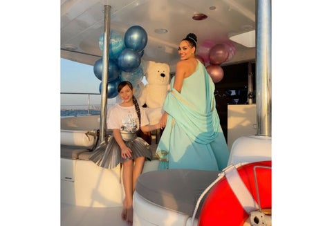 Andrea Valdiri junto a su hija Isabella