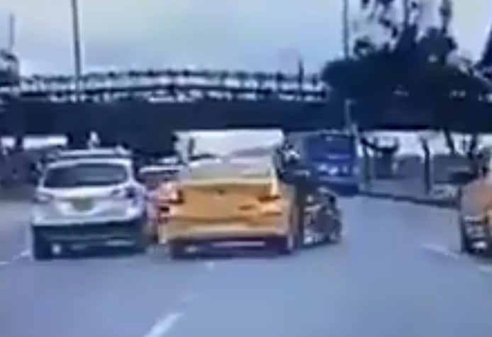 Taxista arrolla a motociclista