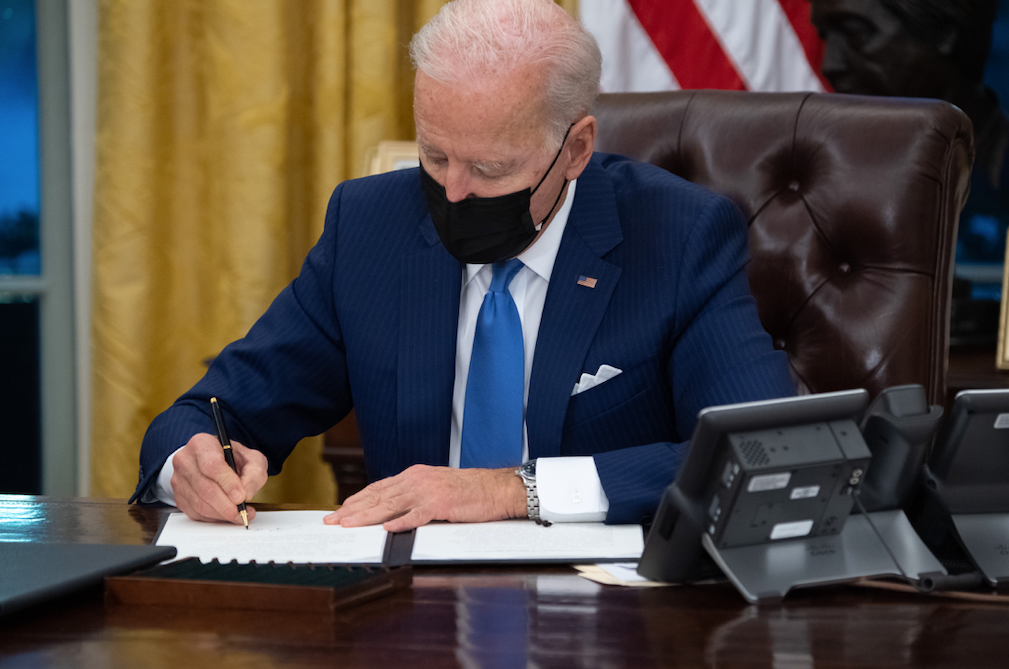 Joe Biden firma decreto para reunificar familias migrantes