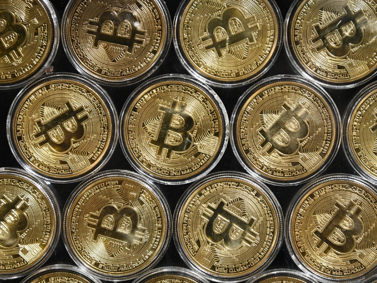 Hombre tiró a la basura disco duro con $744.000 millones en bitcoins