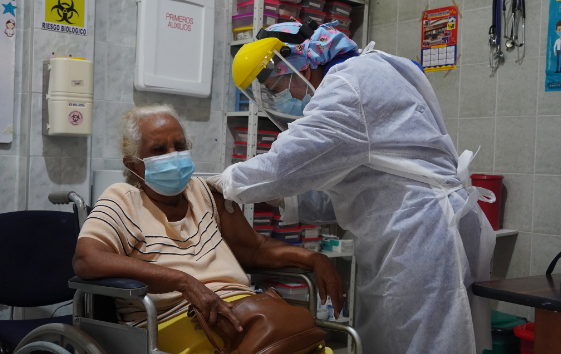 Ya inició la vacunación de adultos mayores en Barranquilla.