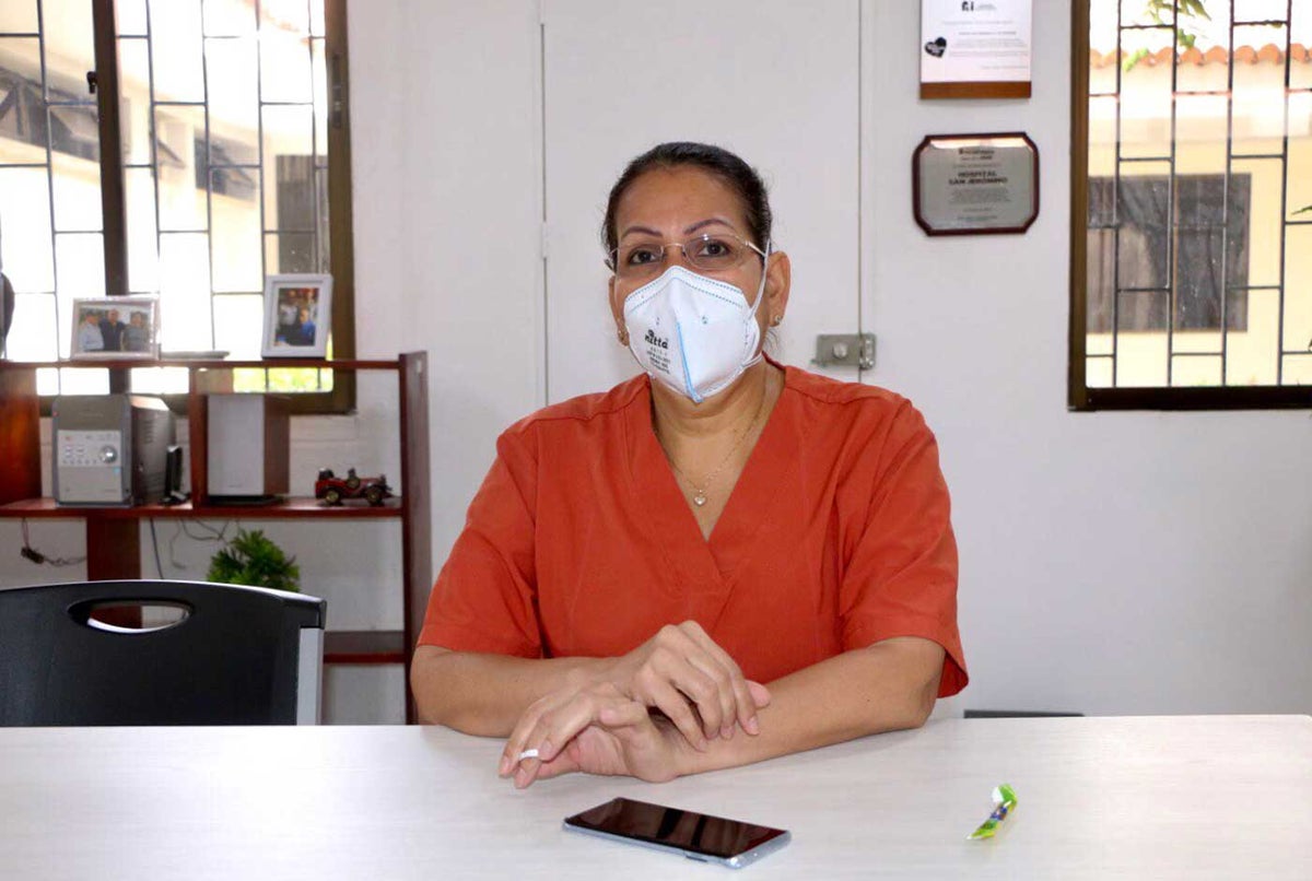 Clara Inéz Patiño, primera médico en recibir vacuna contra covid