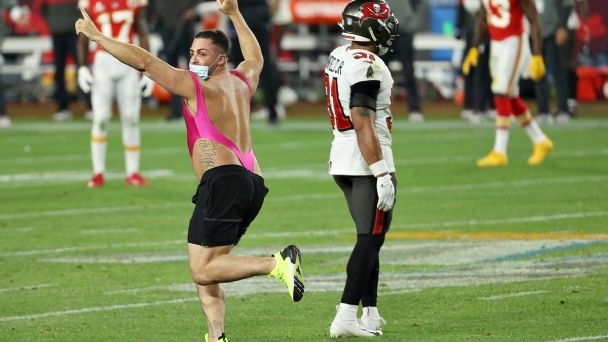 NFL, fanático en la cancha