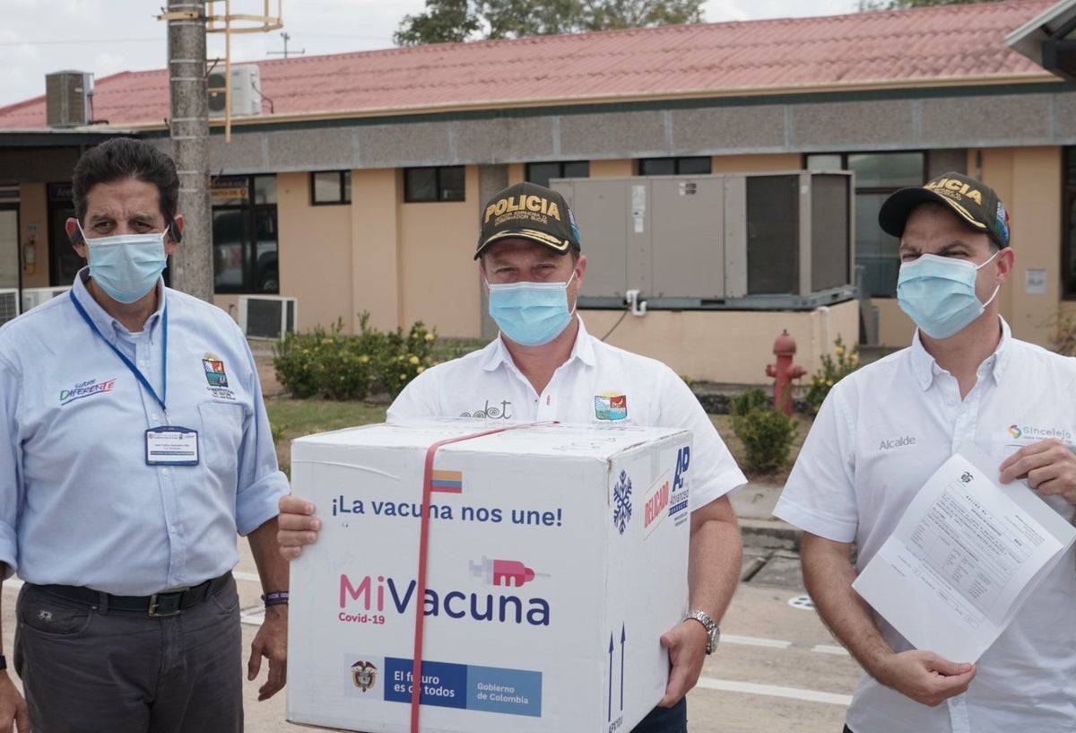 Gobernador de Sucre recibe las vacunas
