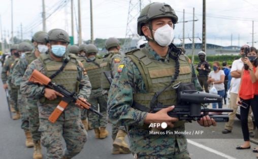 Militares en Ecuador intentan controlar motines en cárceles