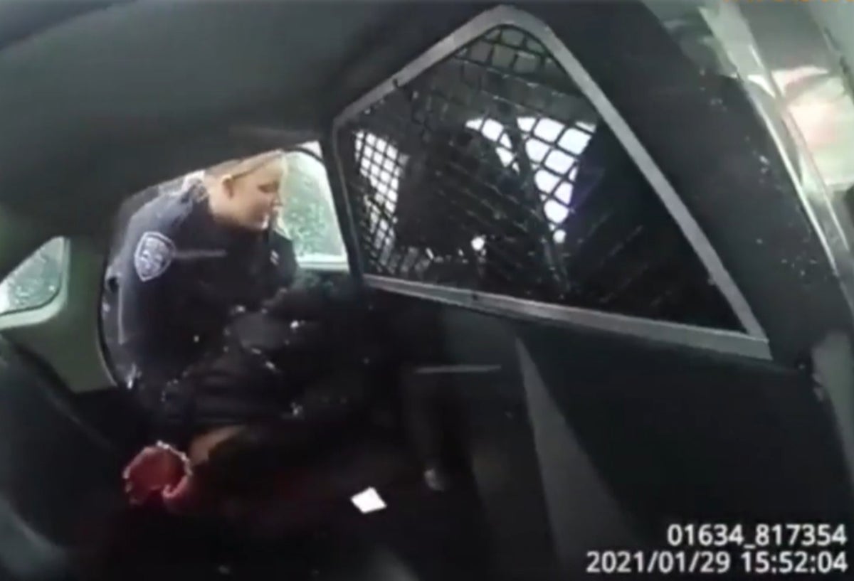 Policías en EE.UU. le echan gas pimienta a una niña