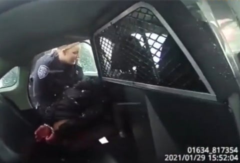 Policías en EE.UU. le echan gas pimienta a una niña