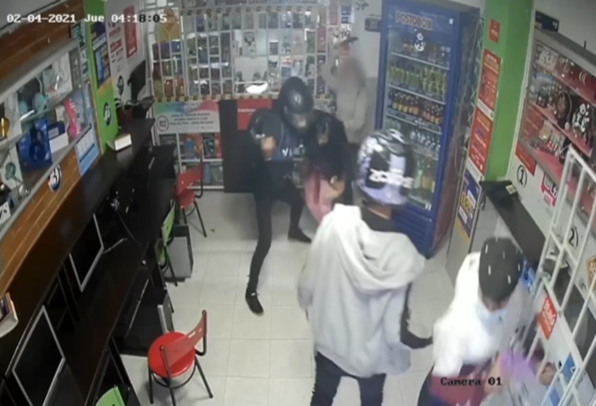 Niña de 14 años defiende a su familia de robo armada de machete en Bogotá