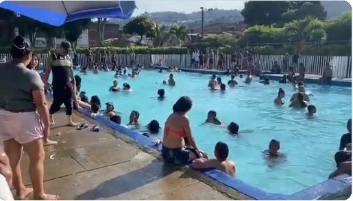 Aglomeración en piscina en Cali